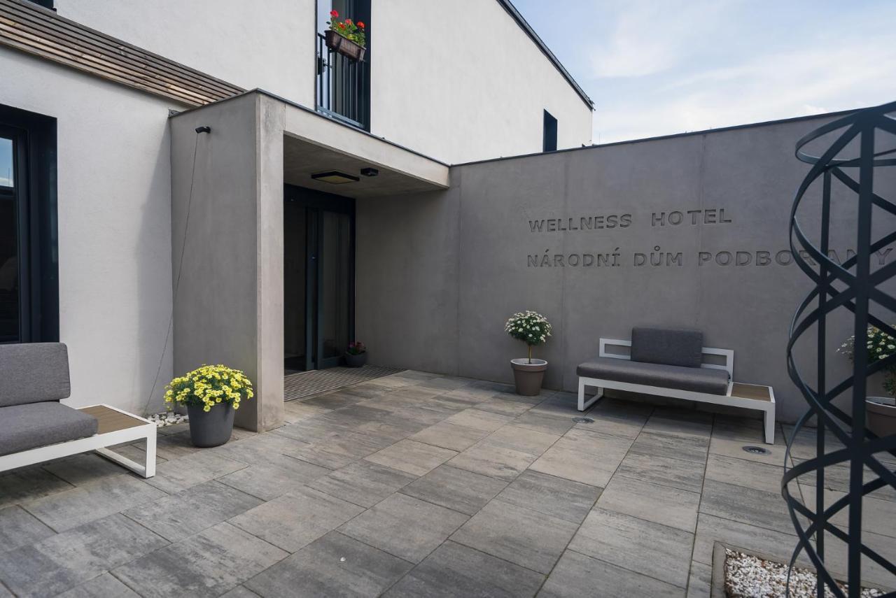 Narodni Dum Podborany Hotel Luaran gambar