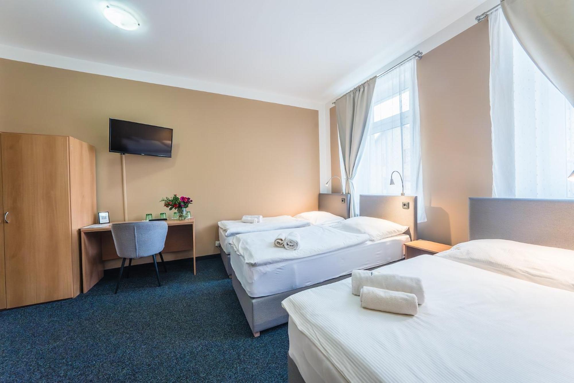 Narodni Dum Podborany Hotel Luaran gambar