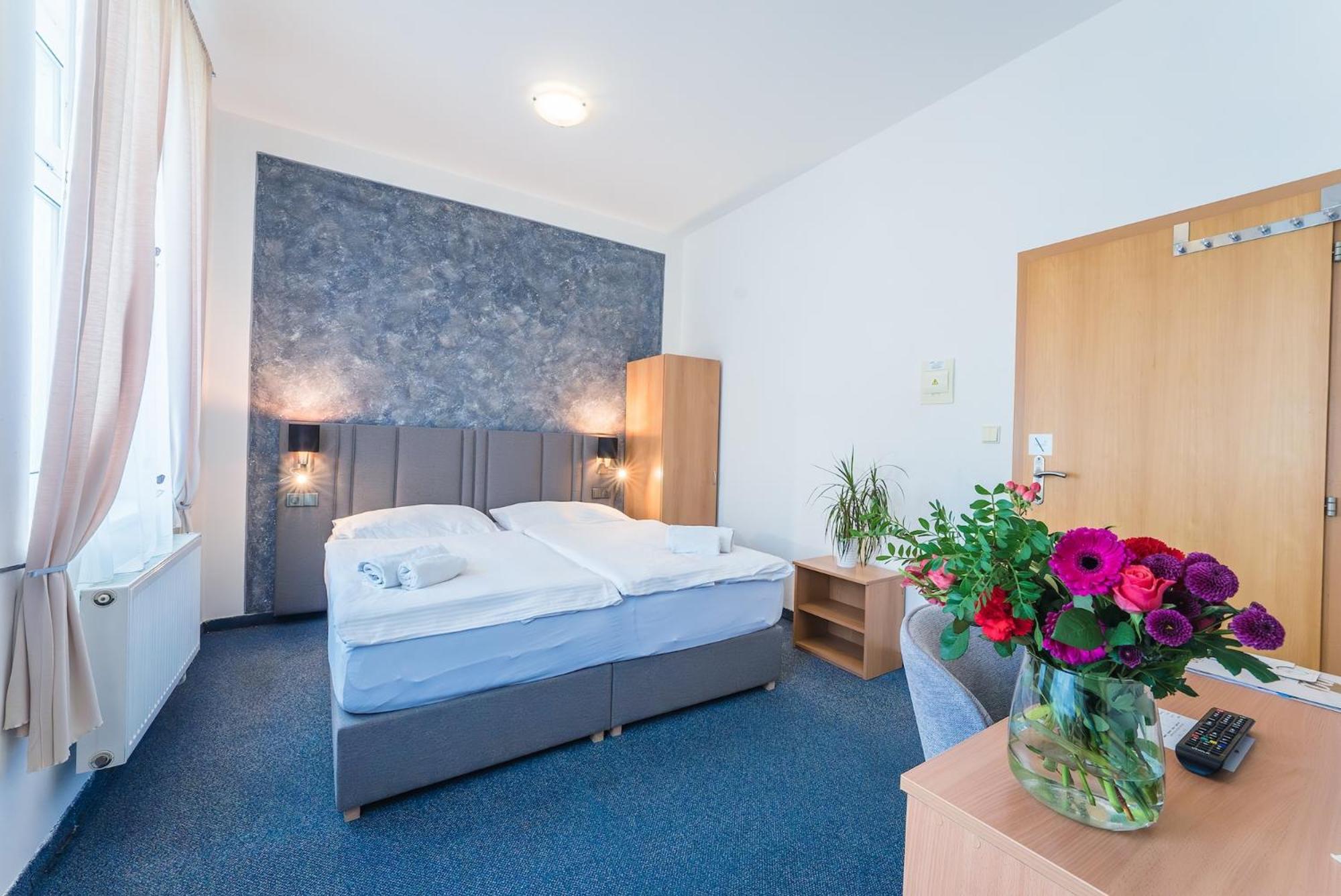Narodni Dum Podborany Hotel Luaran gambar