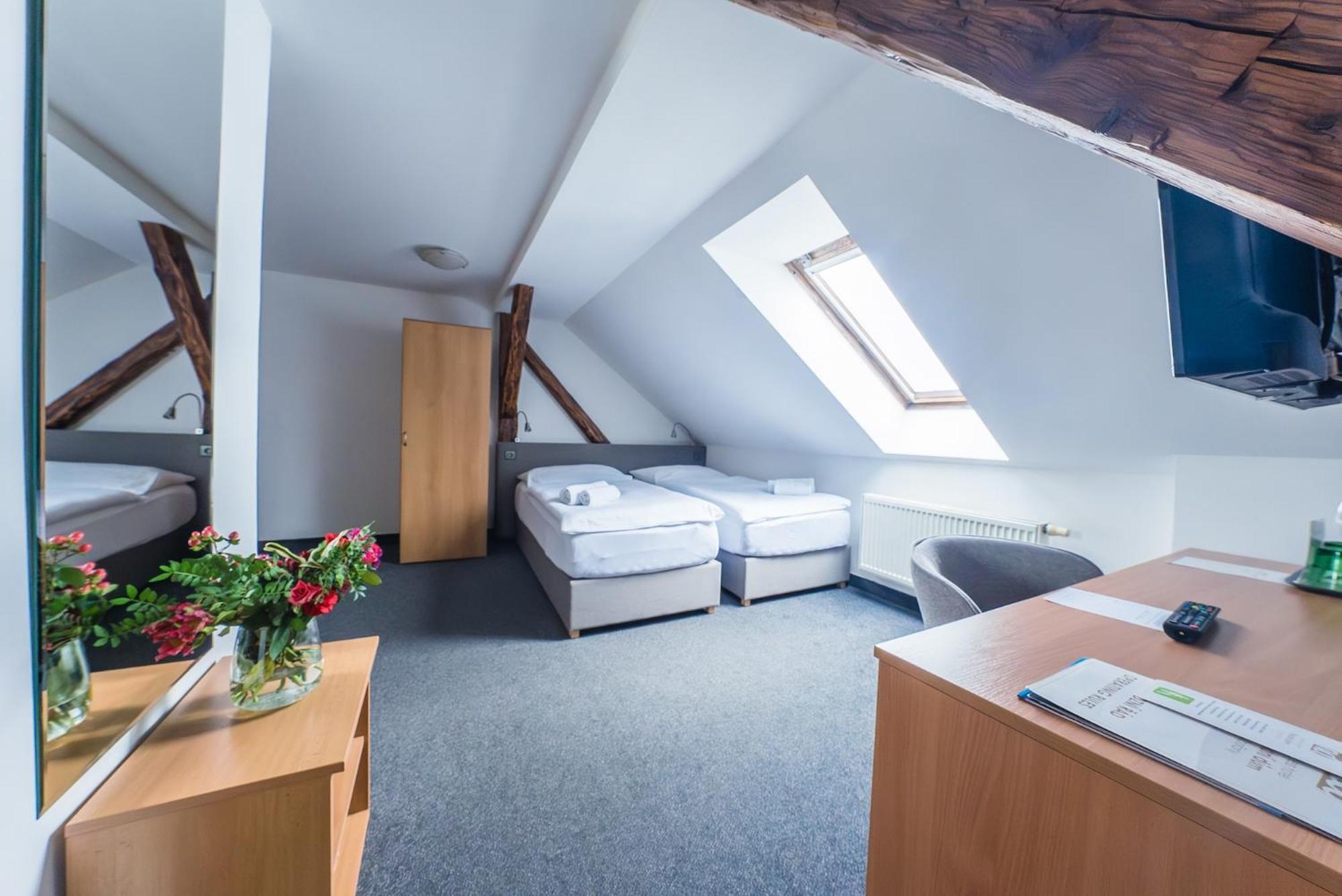 Narodni Dum Podborany Hotel Luaran gambar