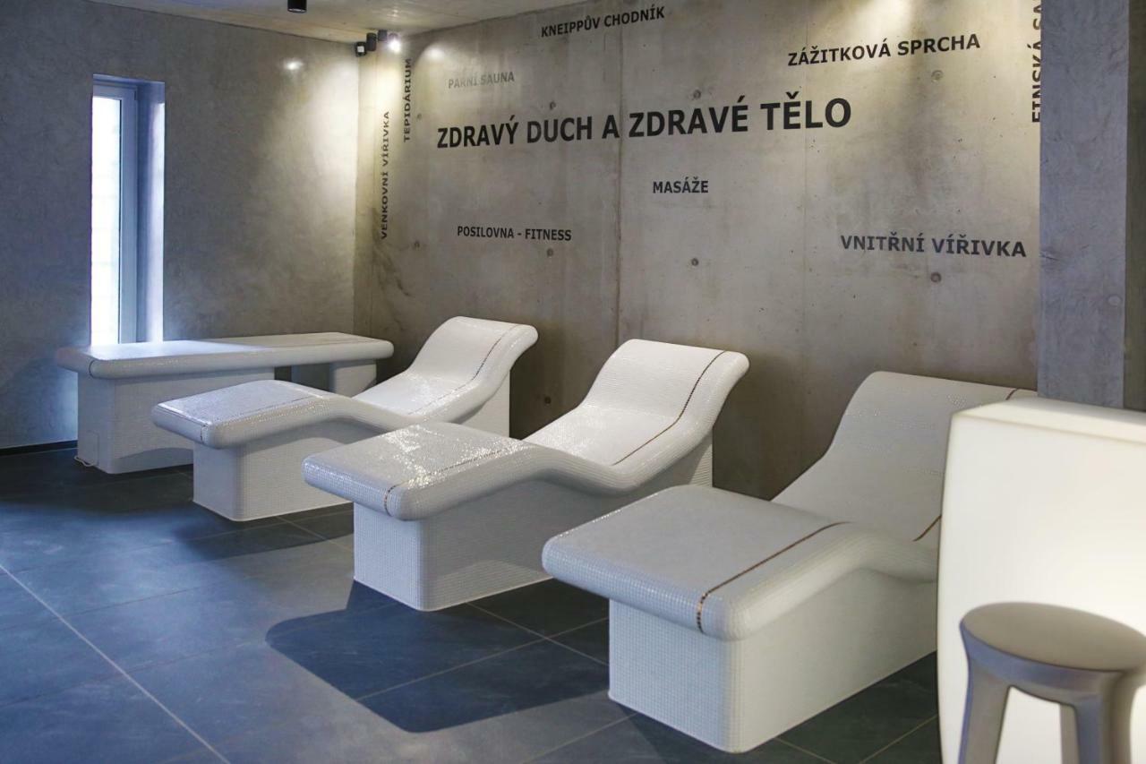 Narodni Dum Podborany Hotel Luaran gambar